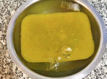 step12: 從冰箱取出後，用刀子延著四邊劃開；便可輕易脫模，脫模後將粉粿泡入冰開水中；