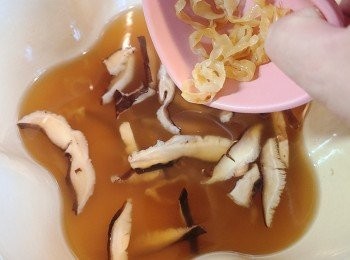 step4: 加入花膠粒。