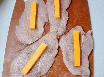 step2: 在<a href="https://bit.ly/3EZL8dD" target="_blank" data-keyword="雞胸" class="guide-link"><strong>雞胸</strong></a> <span style="display:inline-block;vertical-align:middle;margin-top:-3px;color:initial;border-radius:3px;padding:2px 3px;font-size:12px;line-height:14px;background:#87d300;color:#fff;">即買</span> 肉平均地撒上適量的蒜鹽和胡椒粉略醃一下，再放上芝士條。