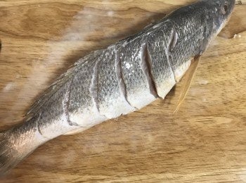 step2: 用半茶匙的鹽均勻抹在魚身；再用玉米粉或太白粉也均勻抹在身身上；