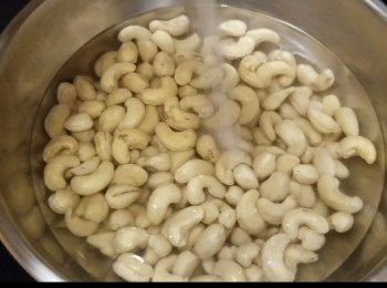 step1: 腰果洗淨,水蓋過腰過，加入適量鹽(看★Tips)，浸泡20至30分鐘