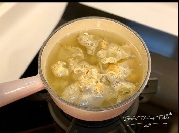 step2: 所有蟹殻放入昆布鰹魚高湯，大火滾起後小火合蓋煮1-2小時