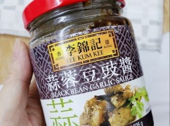 step3: 將南瓜倒入排骨碗中開始預備一齊醃，將所有醃料倒入攪勻後醃30分鐘