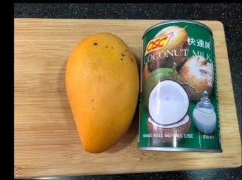 step6: 將1隻芒果切粒
椰漿磅出200克
淡忌廉 100克
砂糖出 50克