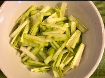 step2: 韭黃切段至1寸長。