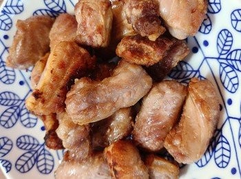 step3: 取出備用。煎完之後鍋內會有很多油，記得倒走不要。