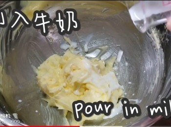 step16: 倒入牛奶/花奶