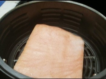 step6: 預熱氣炸鍋200℃(400℉)5分鐘，除去錫紙，用把腩肉氣炸45分鐘。