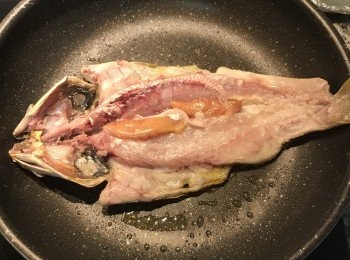 step5: 皮朝下煎；