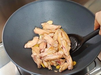 step7: 下<a href="https://bit.ly/3zHU5V3" target="_blank" data-keyword="雞翼" class="guide-link"><strong>雞翼</strong></a> <span style="display:inline-block;vertical-align:middle;margin-top:-3px;color:initial;border-radius:3px;padding:2px 3px;font-size:12px;line-height:14px;background:#87d300;color:#fff;">即買</span> 爆炒至8成熟