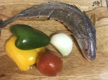 step1: 蔬果清洗乾淨；三牙魚洗淨擦乾，魚身劃刀，劃刀時刀放斜ㄧ點；黃甜椒與青椒去籽並將裡面白色部份切除；