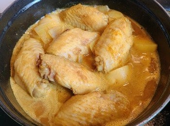 step5: 加入2湯匙蠔油、生抽、適量冰糖和熱水，用中火煮滾。