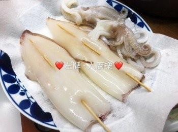 step1: 魷魚洗淨，取出內臟，將由魚頂部清洗乾淨，再用較剪剪開薄膜及取出魷魚眼睛。