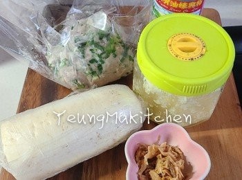 step1: 預備材料。冬菜用水洗凈，揸乾水份，備用。蘿蔔去皮切成粗條狀；