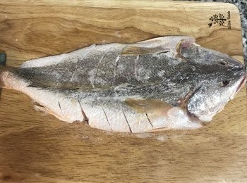 step4: 鍋燒熱下少許油，用玉米粉或太白粉在魚身上薄薄抹一層；