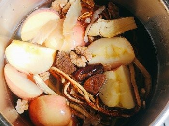 step2: 將所有材料凍水落煲約2小時便成，用高壓煲則煲約15分鐘，喝前再大滾5分鐘落鹽便成。