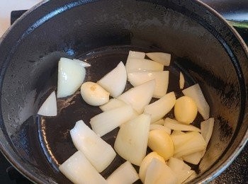 step2: 燒熱鍋，下少許油，將蒜粒及洋蔥炒香。
