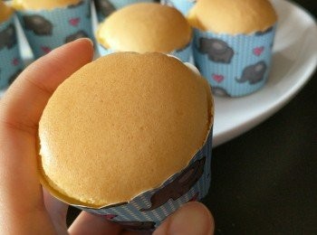 step1: 油加熱至40℃倒入過篩麵粉拌勻，再加入3粒蛋黃和一粒全蛋拌勻。再加入煉奶拌勻。