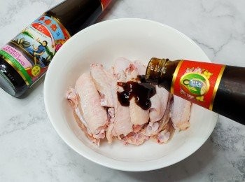 step4: 下1.5湯匙李錦記舊庄特級蠔油撈勻