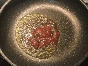 step8: 原鍋將油倒出來，例用殘油先炒<span class="group_2">糖醋醬</span>；