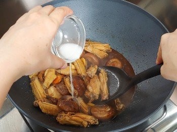 step12: 試味可按口味下適量砂糖調味;  最後下適量生粉水埋薄芡。