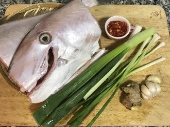 step1: 魚太大鍋太小，所以切成三塊；蔥、薑、蒜洗淨；沒剁椒也可以用辣椒。
自制剁椒 作法：https://cook1cook.com/recipe/32470