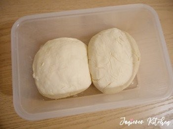 step3: 麵團平均揉和後，分為２份。用一個大的保鮮盒，裡面撒少許麵粉，放入２份麵團。