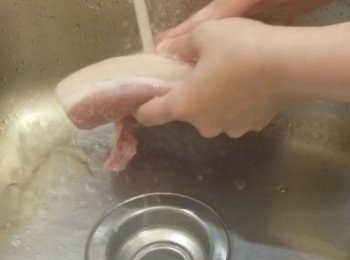 step1: 把五花腩洗淨，用厨紙抹乾(如有毛，可拔起)