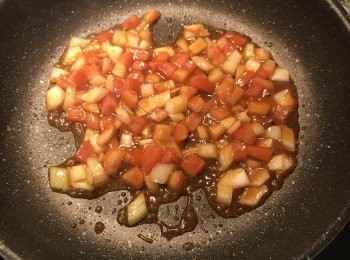 step9: 放入洋蔥與蕃茄炒香；加1/3杯的水，並將醬汁煮滾；