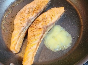 step4: 加入蒜蓉牛油汁煎。