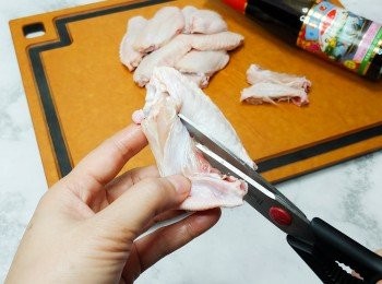 step3: <a href="https://bit.ly/3zHU5V3" target="_blank" data-keyword="雞翼" class="guide-link"><strong>雞翼</strong></a> <span style="display:inline-block;vertical-align:middle;margin-top:-3px;color:initial;border-radius:3px;padding:2px 3px;font-size:12px;line-height:14px;background:#87d300;color:#fff;">即買</span> 解凍、洗淨抹乾； 用剪刀垂直剪開