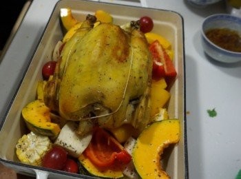 step8: 再倒入<span class="group_2">配菜</span>，將雞放在上面，再蓋上一層錫紙
入爐繼續200度 40分鐘
40分鐘後我地抽走錫紙，轉爐溫220度多烤15分鐘即成