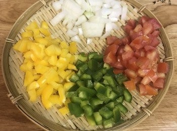 step5: 煎魚身把洋蔥、黃甜椒、青椒都切小丁；蕃茄去籽也切小丁備用。小黃瓜切完裝飾用的花後，剩下的也切丁；