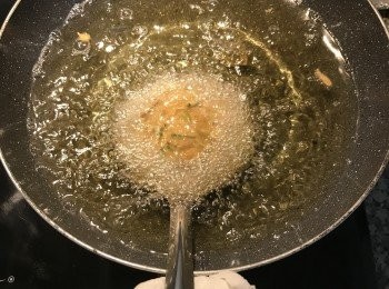 step13: 入油鍋時油要加熱到170-180度，這樣蚵嗲ㄧ入鍋，<span class="group_2">粉漿</span>就會成型；