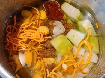 step2: 將所有材料凍水落煲約2-2.5小時便成，用高壓煲則煲約20分鐘，喝前再大滾5分鐘落鹽便成。