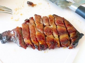 step4: 待十分鐘後可切件，再淋上叉燒醬汁