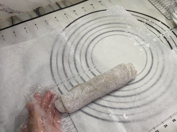step4: 香蕉糕分2-3份。
每份放在烘焙紙上，用麵粉棍壓平。

撒上少量糕粉（熟糯米粉）以免黏底。
用麵粉桿壓成長而薄
一邊撒滿糕粉（熟糯米粉）
反轉打開另一邊，撒少量糕粉。
卷起，卷成長條形狀，

卷起後，撒多點糕粉，繼續搓長。

搓到約2隻手指粗度 切段。完成✅