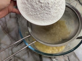 step2: 熟糯米粉做法：
糯米粉可炒幾分鐘，或微波爐加熱1分鐘。
微波爐加熱約30秒，翻動幾下，再加熱30秒
（時間因應份量調節）

糯米粉、粘米粉過篩，加在香蕉蓉。
加份油、水，攪拌均勻
視乎香蕉大小水份需適量加減