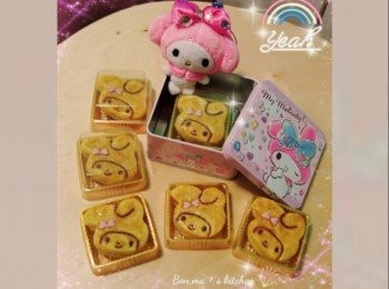 step3: 月餅皮做法：大碗中，加入砂糖、牛油攪勻，然後加雞蛋、花奶，撈勻後加麵粉及吉士粉，攪勻。放入雪櫃雪2小時。待用