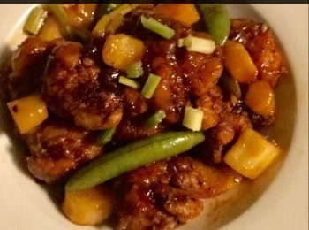 step4: 熱鑊加入油待油滾後，放入鷄球炸至金黃色備用。

另起鑊加入乾葱及蒜蓉爆香，然後加入雞塊略炒，最後加上子薑及香芹，再加入<span class="group_2">芡汁</span>，撒少許香芹於面便可上碟。