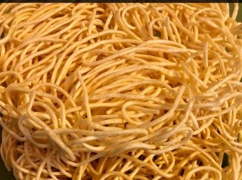 step1: 煲滾熱水，煮麵至軟身 ，瀝乾及盛於碗中。