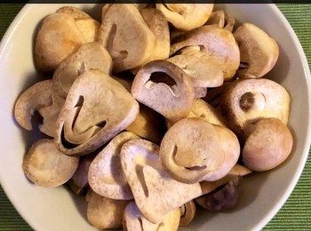 step3: 把草菇切半(以糖、鹽、胡椒粉、米酒醮10分鐘）。