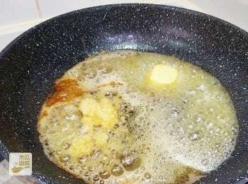 step6: 熱鍋後加入牛油和蒜蓉，略炒