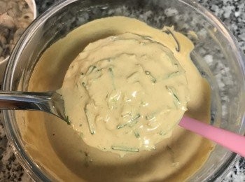 step12: 淋上<span class="group_2">粉漿</span>，並將湯匙週圍的<span class="group_2">粉漿</span>抹除一下；