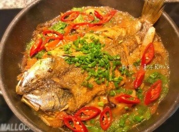 step12: 試醬汁鹹度做調整，放入蔥花與辣椒即可。