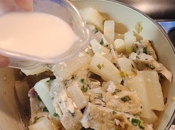 step7: 最後下生粉水埋薄芡汁再翻炒一下便成。