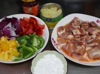 step2: 先將肉排洗淨，瀝乾水，加入<span class="group_2">醃肉調味料</span>按摩至肉排吸引蛋液醃15分鐘以上;
三色椒切半，各取半個，去籽洗淨切塊；
罐頭菠蘿倒去菠蘿水後切塊；
紫洋蔥去皮洗淨，取半個，切塊