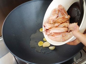 step6: 燒熱油加薑、蒜爆香