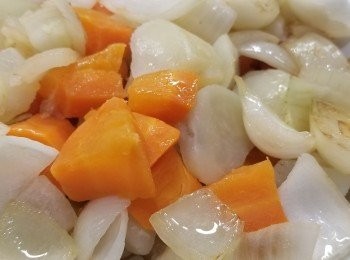 step1: 將紅蘿蔔，薯仔洗淨去皮，用水煮淋至8成熟，隔水備用。
中大火下鑊爆香洋葱至5成，備用。↞看★Tips