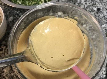 step8: 加熱後的湯匙用廚房紙巾擦去殘油，在勺裡放層<span class="group_2">粉漿</span>；